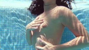 Underwater Russian pornstar Jessica Lincoln
